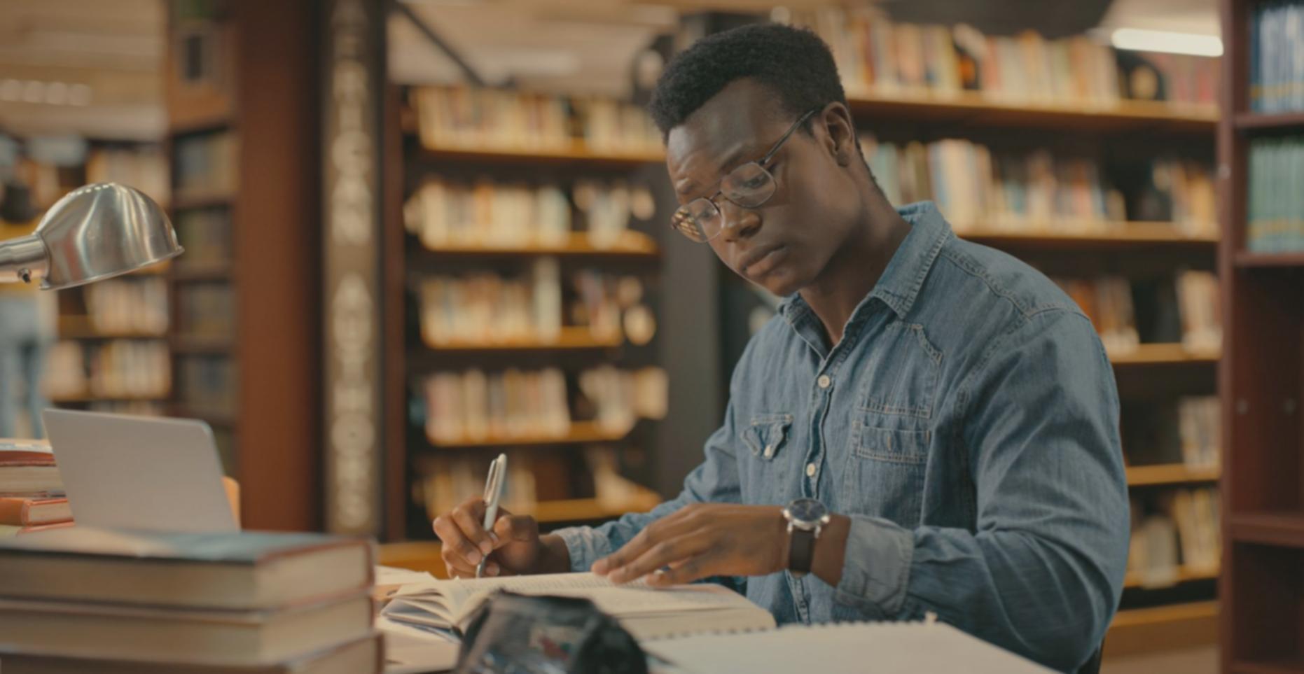 Facilitador guiando ejercicio práctico