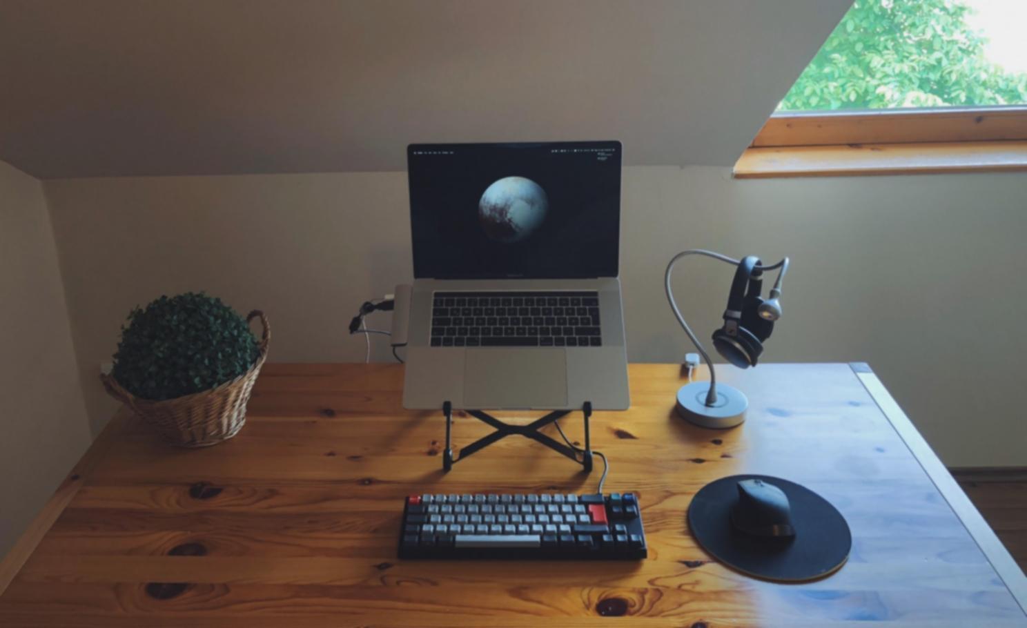 Participantes de talleres trabajando en ejercicios prácticos de planificación financiera en un ambiente colaborativo y de apoyo