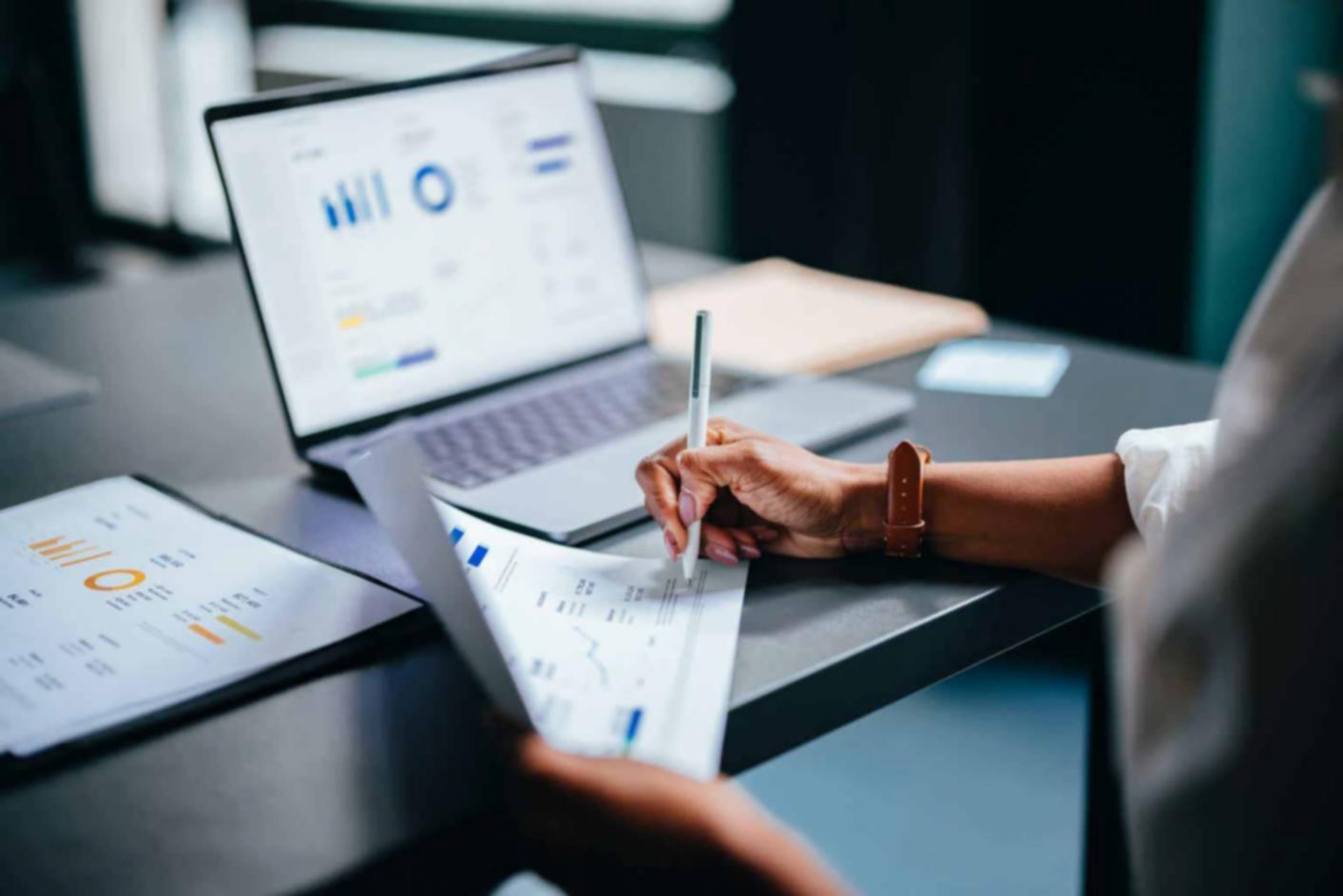 Participantes trabajando en ejercicios de planificación financiera durante el taller de fondos de emergencia